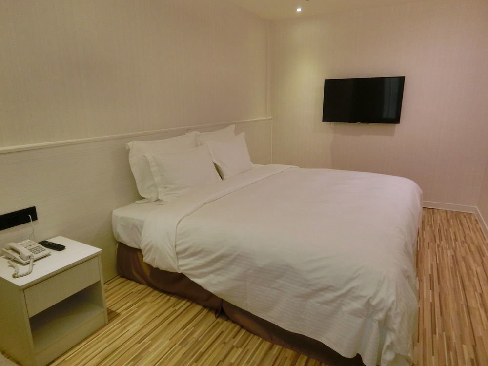 Wemeet Hotel Pingtung Экстерьер фото